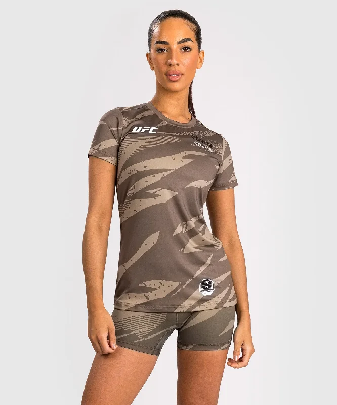 T-Shirt Dry-Tech pour Femmes UFC Adrenaline by Venum Fight Week - Desert Camo Collared T-Shirt Boat Neck A-Line