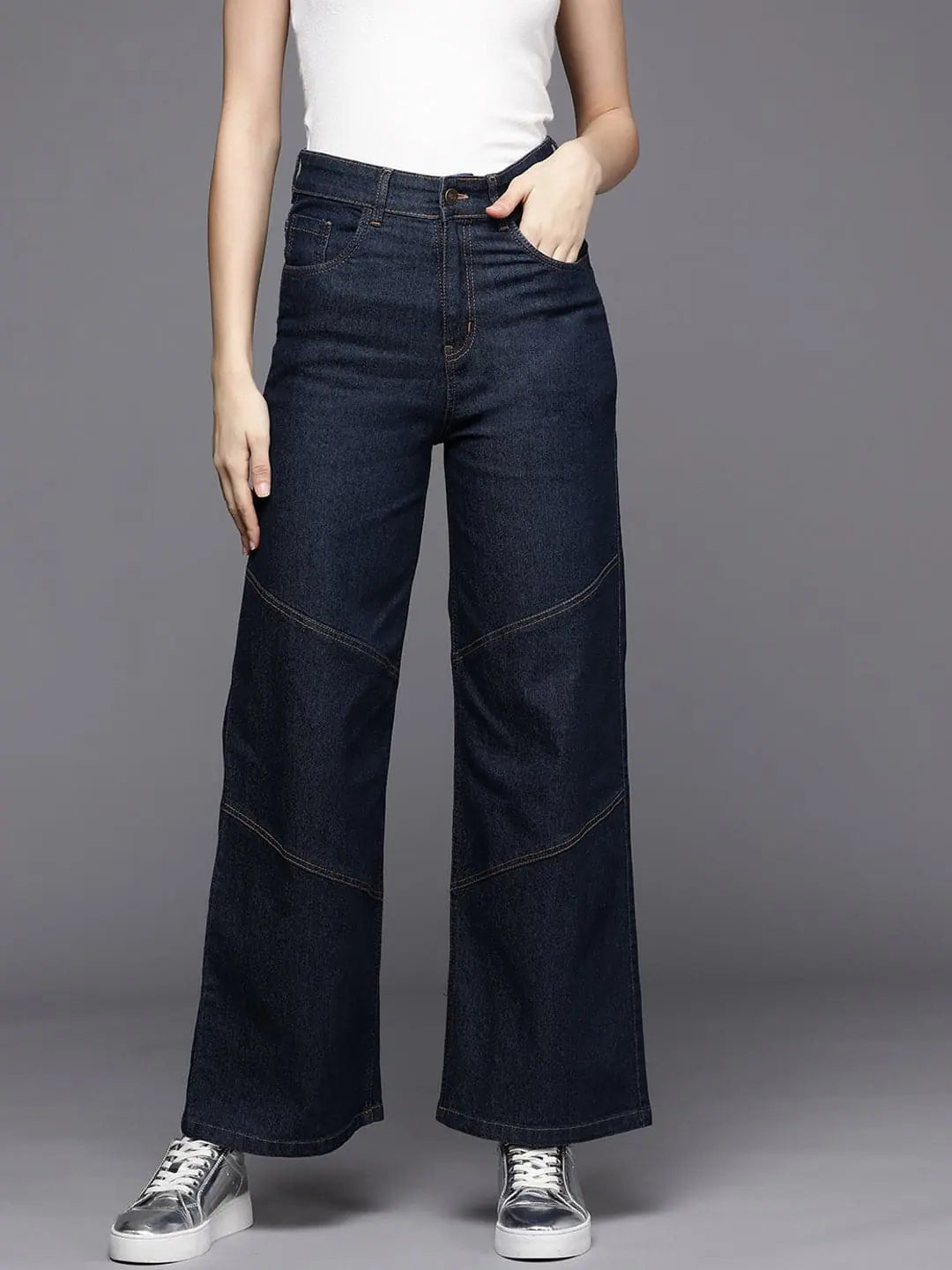 Women Blue Contrast Stitch Detail Straight Jeans Fashionable Relaxed Fit Denim